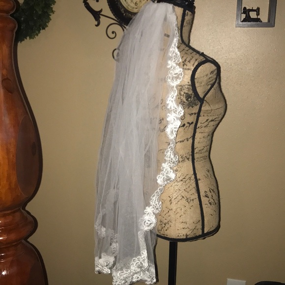 New Beautiful fingertip length veil lace edged